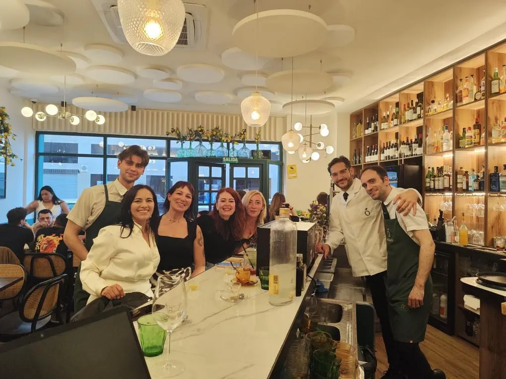El equipo de Zagálico con clientes en la barra del restaurante